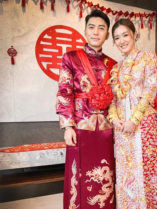 出嫁犹如卖金器!盘点那些女艺人结婚时的夸张首饰 双手都举不起来了! 内容图3 潮品文-大潮社旗下实时最新热点娱乐时尚数码等新闻资讯网站!